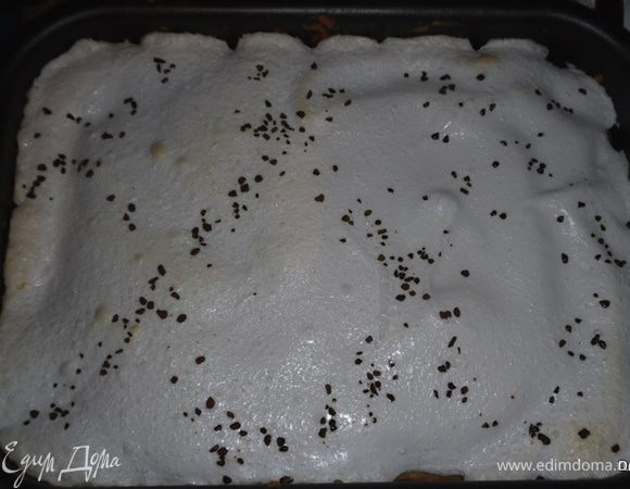 И ставим в предварительно нагретую до 180-200 градусов духовку минут на 30.

Далее взбиваем белки с сахаром и щепоткой лимонной кислоты до пиков и выкладываем их на начинку.Ставим в духовку еще на минут10.