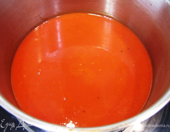 Поставьте соус снова на средний огонь и выпарите его до необходимой консистенции. У меня на это ушло еще пять минут.
Посолите, поперчите перцем соус. Положите в соус нарубленные листочки базилика. Выключите огонь и переложите соус в емкость с крышкой.
Такой соус можно хранить в холодильнике около недели.