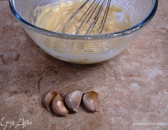 Итак - Соус Айоли
Соус получается довольно острым. В соусе обычно не используется горчица, но я сделал майонез с горчицей, а потом - по рецепту.
