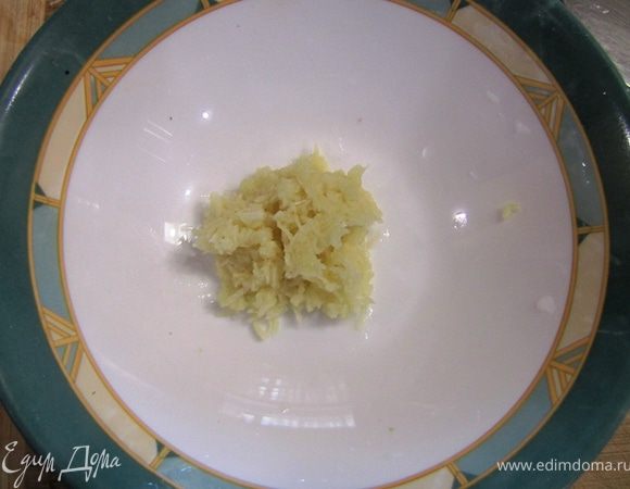 Приготовьте майонез по рецепту или возьмите готовый, что менее предпочтительно.
Возьмите чеснок, ударьте плоской стороной ножа по зубчику, чтобы кожица лопнула. Таким образом чеснок будет легче почистить.
Срежьте попку у зубчика. Разрежьте зубчики вдоль и удалите зародыши из них.
Я не люблю крупно порезанный или давленный чеснок, поэтому я протер чеснок через мелкую терку.