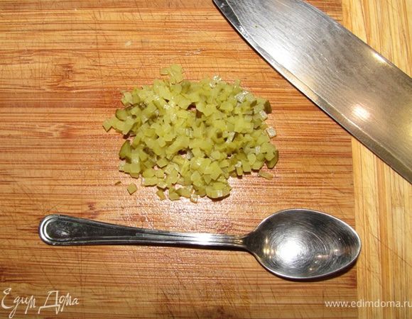 Приготовление соуса - элементарное. Корнишоны рубятся кубиками как можно мельче (один-два миллиметра). Для примера я положил рядом чайную ложку.