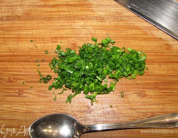 Также мелко нарезается зеленый лук, используя в том числе и белую часть. Все хорошенько смешать, добавив две столовые ложки кипяченой холодной воды.
Посыпать перцем. Снова хорошо перемешать.