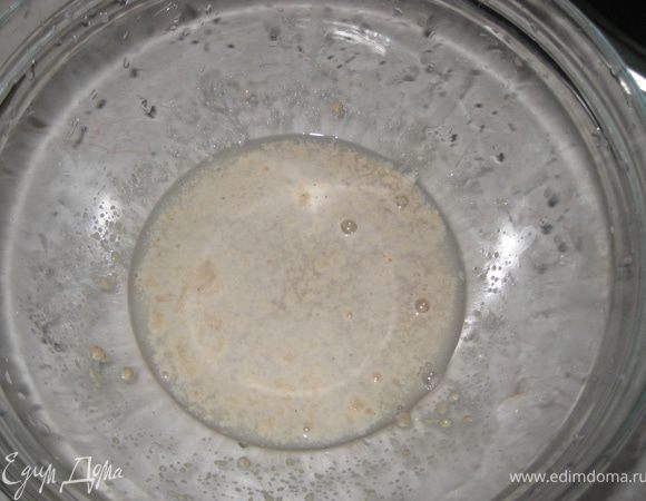 Дрожжи, сахар, 1/4 стакана воды перемешать, оставить на 5 минут.