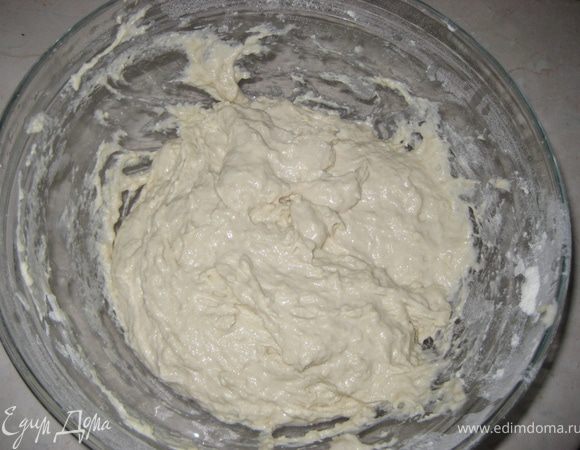 Через 5 минут  добавить к дрожжам оставшуюся воду, 3 стакана муки, и начинаем ложкой вымешивать.