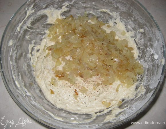 Немного помешать, добавить лук,  перец, соль и еще 1 стакан муки.Месим уже руками наше тесто.