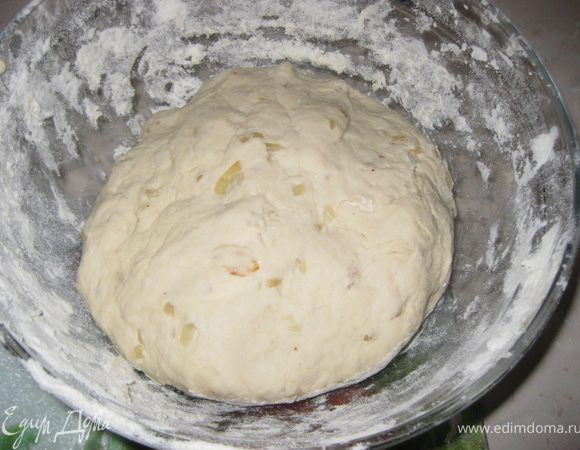 Выкладываем тесто на доску, по-немногу подспыпая еще 0,5-1 ст.муки( смотрите по тесту, мука бывает разная). Хорошо месим тесто 7-10 минут. тесто должно быть мягким и не липнуть к рукам.