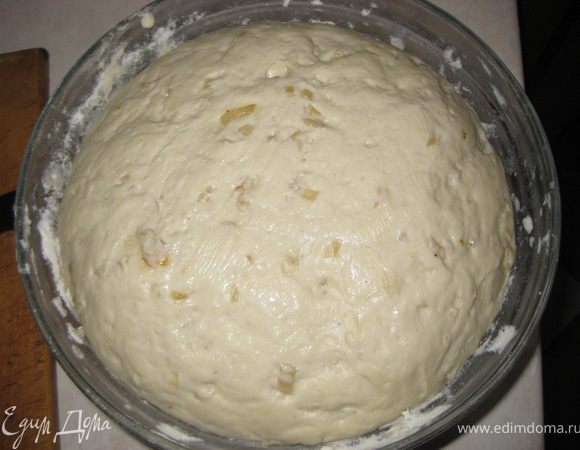 Накрываем тесто пишевой пленкой и оставляем подниматься на 1 час. За это время тесто увеличится в 2 раза.