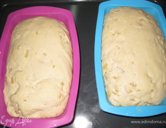 Через час тесто обминаем, раскладываем в форму (я взяла 2 формы силиконовые кирпичики), и оставляем на расслойку еще на 45 минут.
