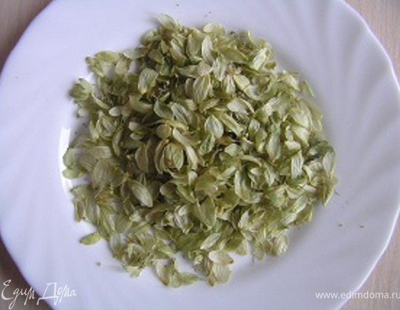 Воду довести до кипения, добавить  хмель и кипятить 15 минут на медленном огне. Процедить, остудить до 40 градусов, затем добавить мёд или сахар, размешать.