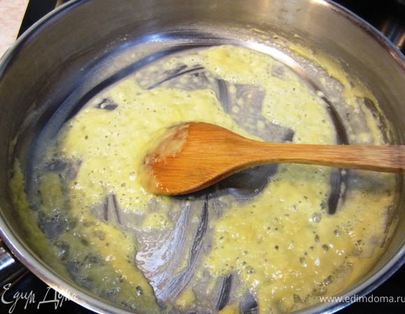 Влейте все молоко, непрерывно помешивая, чтобы смесь стала однородной. Прибавьте огонь, продолжая помешивать и доведите до кипения.