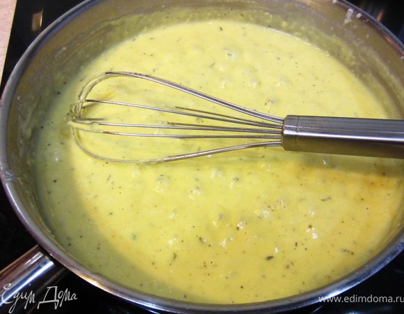 Посолите соус. Кипятите соус на очень маленьком огне в течение 45 минут, постоянно помешивая. Процедите соус через сито в другую кастрюлю. Поставьте на слабый огонь. Взбивайте венчиком и добавляйте сливки. Соус начнет густеть. Выключите огонь, поперчите и добавьте тертый мускатный орех. В конце я добавил пол чайной ложки куркумы, но это отступление от классического варианта.