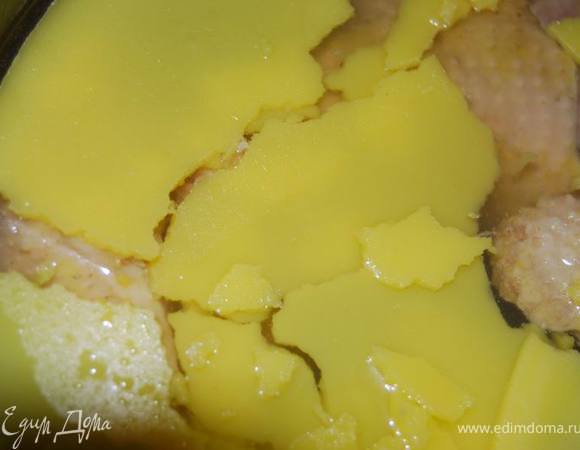 Сразу хочу отметить: в оригинальном рецепте немецкого Габер-супа он варится на воде, русский вариант супа - на курином бульоне.
 У меня был готовый сваренный накануне вечером куриный бульон, я использовала его. Сделала для вас специальное фото желтого слоя натурального цвета в целях пропаганды здоровой экологической пищи. Куры породы Брама - самые признанные по вкусовым качествам в Европе, но и мы не отстаем! 