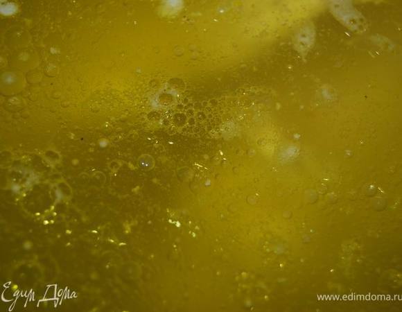 Бульон доводим до кипения,солим. 