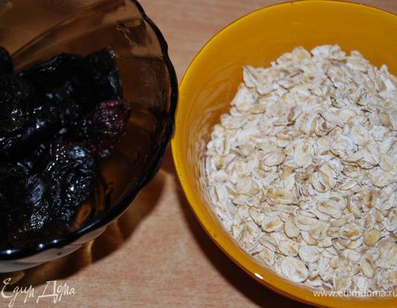 Добавляем крупно нарезанный чернослив (я резала пополам),овсяные хлопья быстрого приготовления, доводим до кипения и кипятим буквально 3-5 минут.