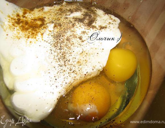 Взбиваем яйца со сметаной, имбирем и перцем.