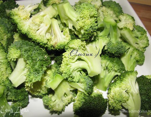 Брокколи отвариваем в пароварке 7 минут, даем остыть. Если нравится, чтобы капусточка хрустела, оставляем сырой.