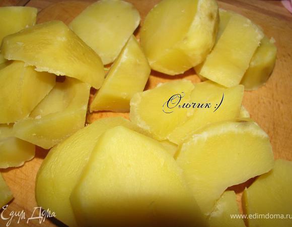 Картофель чистим, отвариваем почти до готовности, даем остыть, режем на пластинки.