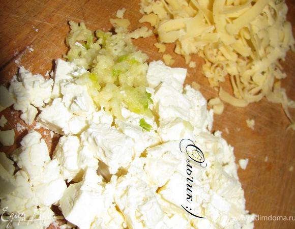 Брынзу режем кубиками, сыр трем на терке, чеснок пропускаем через пресс.