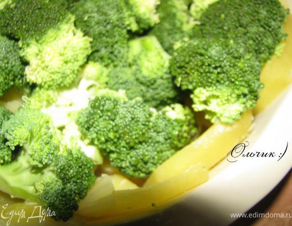 Дно и бортики формы для запекания выкладываем картофелем, сверху - брокколи.