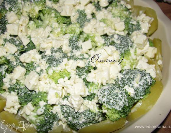 Брынзу и чеснок смешиваем с яично-сметанной массой и выливаем на брокколи.