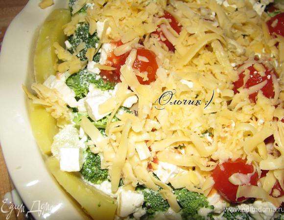 Выкладываем помидорки черри и посыпаем тертым сыром.