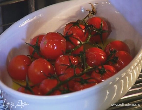 Помидоры выложить в форму для выпечки, посолить, поперчить, сбрызнуть 2‒3 ст. ложками оливкового масла и отправить в разогретую духовку на 10−15 минут.
