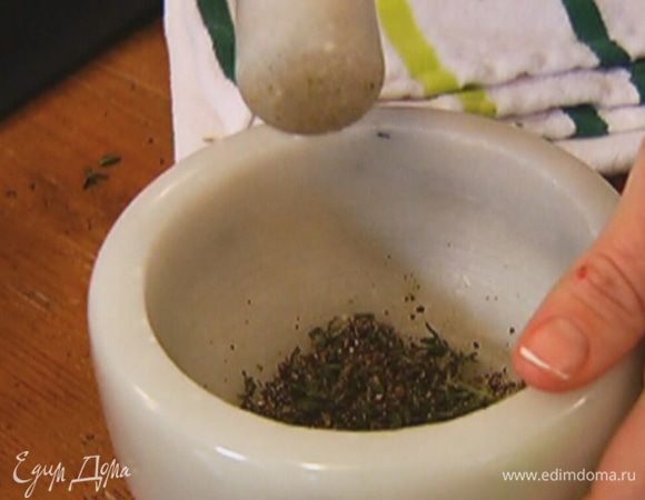 Приготовить заправку: щепотку морской соли, щепотку черного перца и листья с 1‒2 веточек тимьяна растереть в ступке, влить 1 ч. ложку оливкового масла и перемешать.