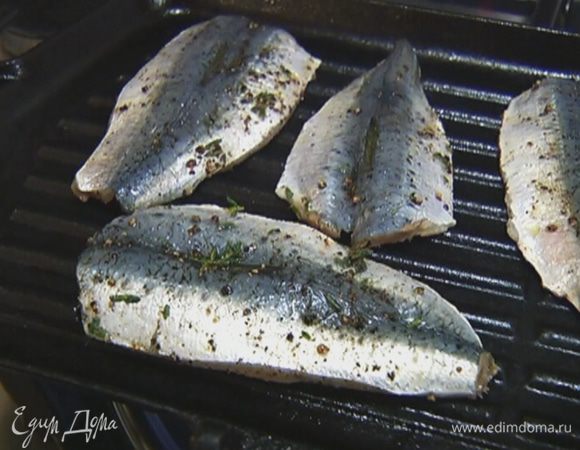Сардины смазать со всех сторон пряно-оливковой заправкой и выложить в сковороду. Обжаривать буквально по 1 минуте с каждой стороны.