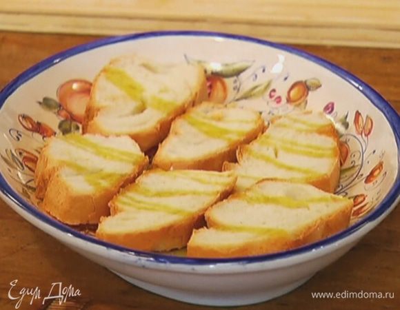 Хлеб выложить на тарелку и сбрызнуть оставшимся оливковым маслом.