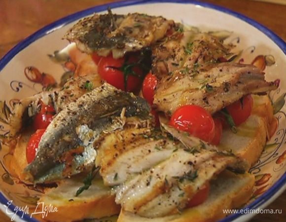 На хлеб выложить помидоры, сверху поместить рыбу и полить все маслом, в котором запекались помидоры. Посыпать оставшимися листьями тимьяна.