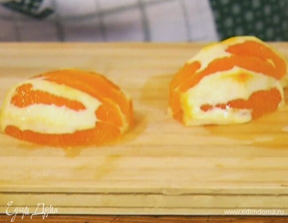 Апельсин и киви очистить от кожуры.