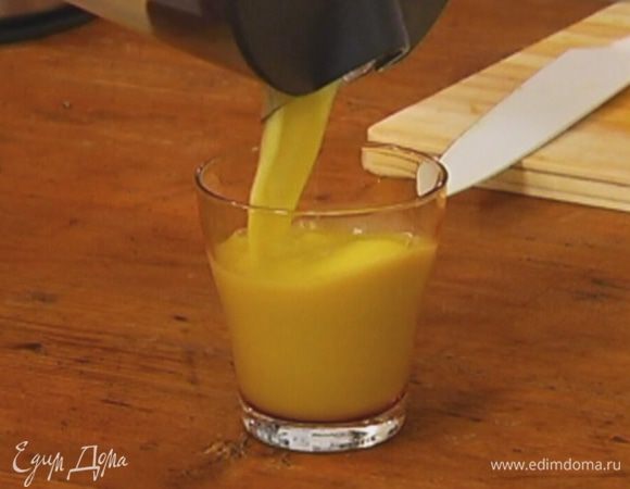 Пропустить фрукты через соковыжималку.