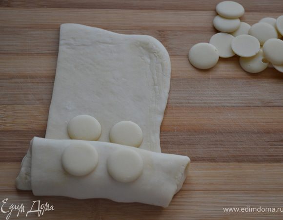 На каждую полосочку кладём по пару монеток, один раз свернуть, и так сворачивая кладём между слоями  шоколад. 