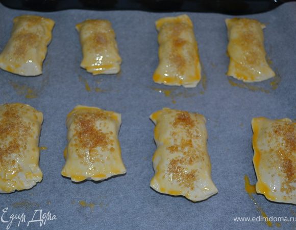 Затем смазать слойки желтком и присыпать сахаром. Выпекать при тем-ре 220 гр 30 мин.