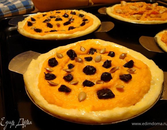 Тыкву нарезать кубиками и тушить на сливочном масле до готовности.Затем добавить сливки,прогреть и взбить смесь в блендере или размять вилкой.Тесто раскатать и выложить в форму 26 см.Для сладкой начинки смешать сахар,нарезанный чернослив,специи и измельчённые орехи,с тыквенным пюре.Если тыква достаточно сладкая,то количество сахара можно уменьшить.