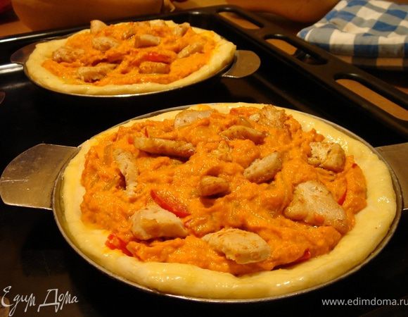 Для пикантной начинки обжарить нарезанные лук и сладкий перец,снять с огня и добавить кусочки курицы,ароматные травы,сыр и тыкву.Выложить начинку на тесто,тесто смазать желтком.Выпекать при t180*С до готовности(ок.30-40 минут)Приятного аппетита!