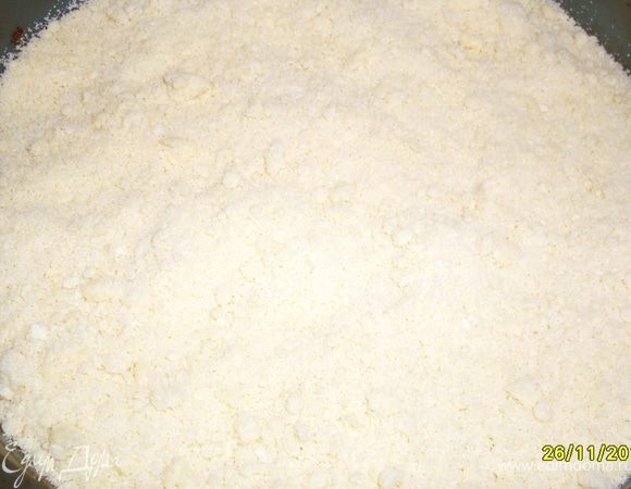 Масло порубила ножом с мукой(+сода) и сахаром. Это первый слой торта – половину высыпала в форму.