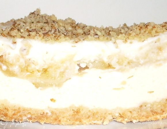 Сметану взбила с сахаром и залила прямо в форме на теплый еще торт. Остудила еще чуть и в холод на 2 часа. Больше не надо, чудо как хорош. Хрустящий нижний пласт, серединка тает во рту, а верхний слой стал еще интересней, и не похож на своего брата,  пропитанный сметанным кремом. В следующий раз вниз тоже налью крем. Сверху орешки грецкие.

