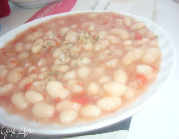 В фасоль налить воды и варить с веточкой шалфея и 1 зубчик чеснока, а в конце варки вытащить их.
