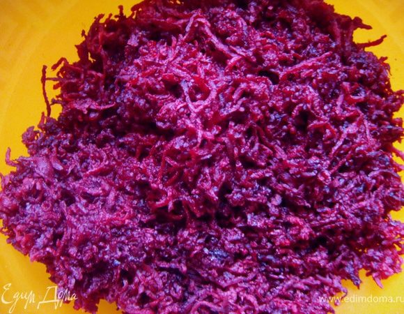 Свеклу натереть на мелкой терке, отжать выделившийся сок.
