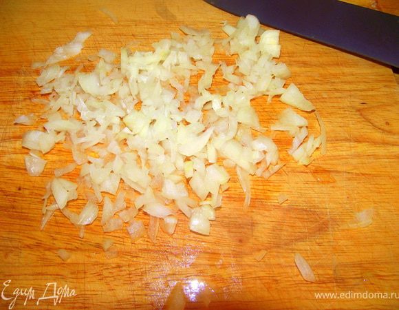 Займёмся подливой: лук мелко порубить.