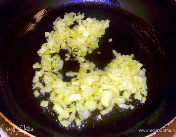 В сковородке нагреть масло и обжарить лук до прозрачности.