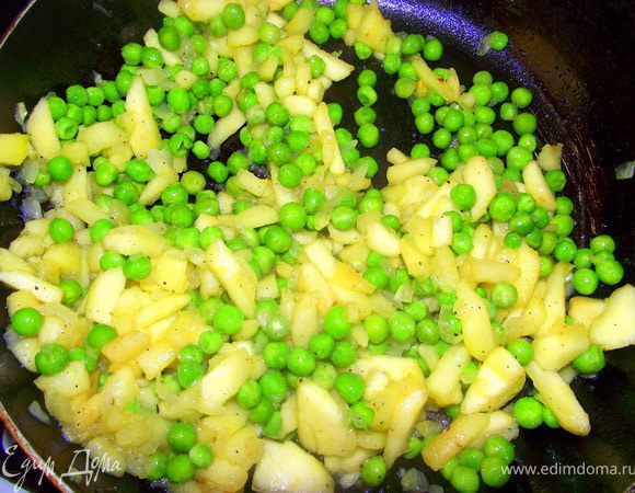 К луку добавить яблоко, горошек, 1 ч.л. соли, 1 ч.л. сахара, перец. Перемешать и немного обжарить.
