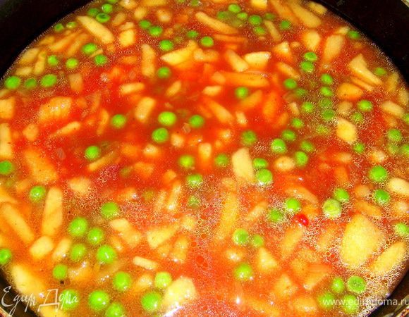 Добавить воду и томатную пасту, перемешать.