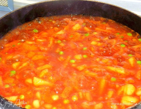 Довести до кипения. Добавить 1 ч.л. соли, 1 ч.л. сахара и перец. Перемешать.
