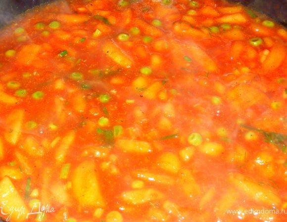 В кипящую подливку добавить сыр и зелень, перемешать, снять с огня.