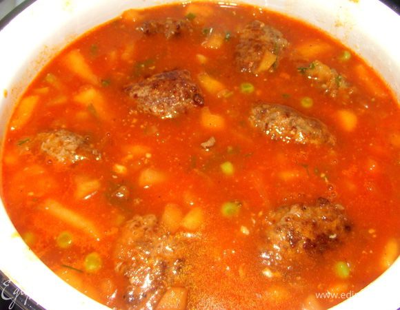 Перелить подливу в кастрюльку, переложить туда котлеты. Довести до кипения и кипятить 1-2 минуты.