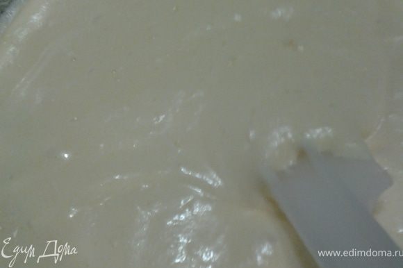 Готовим печенье. Для приготовления савоярди очень важно, чтобы тесто было густым и воздушным. Чтобы савоярди гарантированно получились высокими (1,5 см) и пористыми, сделайте следующее: смешайте 3 желтка и 75 г сахара в густую пену, постепенно добавьте 75 г просеянной муки, перемешайте, посолите.