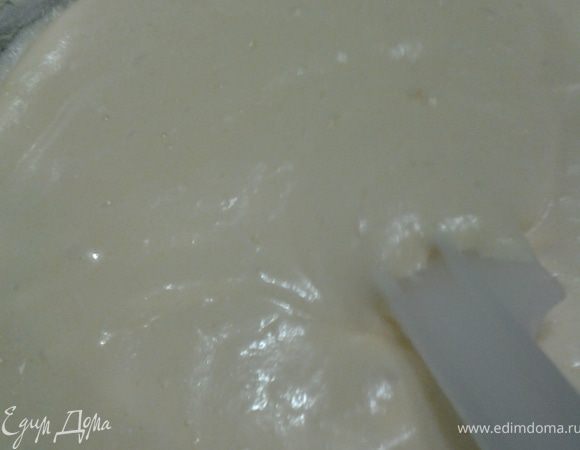 Готовим печенье. Для приготовления савоярди очень важно, чтобы тесто было густым и воздушным. Чтобы савоярди гарантированно получились высокими (1,5 см) и пористыми, сделайте следующее: смешайте 3 желтка и 75 г сахара в густую пену, постепенно добавьте 75 г просеянной муки, перемешайте, посолите. 