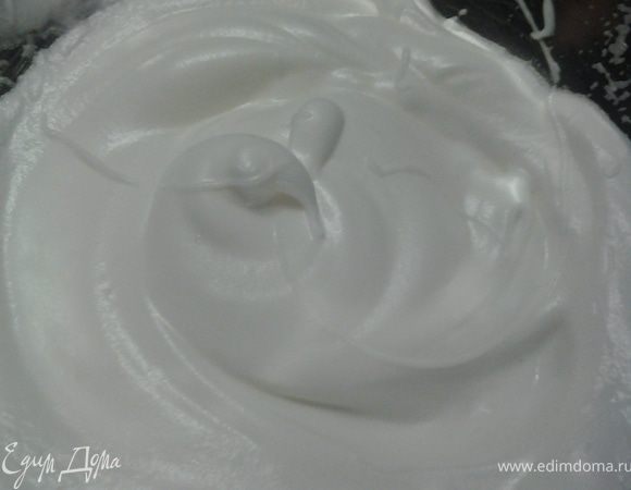 В другой миске взбить белки в крепкую пену. Осторожно добавьте взбитые белки к желтковой массе, перемешайте. Духовку разогрейте до 200°С. Противень застелите листом бумаги для запекания, смажьте ее сливочным маслом и присыпьте мукой. С бумаги савоярди будет потом легче снять. Кондитерский шприц заполните тестом (диаметр отверстия примерно 14 мм). Выдавите на противень палочки длиной 10 см. Вместо кондитерского шприца можно воспользоваться чистым полиэтиленовым пакетом. Нужно заполнить его тестом и отрезать уголок нужного размера. Перед выпечкой савоярди густо посыпьте сахарной пудрой и сразу ставьте в разогретую духовку. Выпекайте печенье до золотистого цвета. 